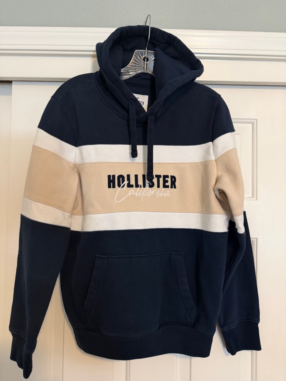 Hollister Navy, Beige & White Pullover Hoodie - Like New - Picture 4 of 4